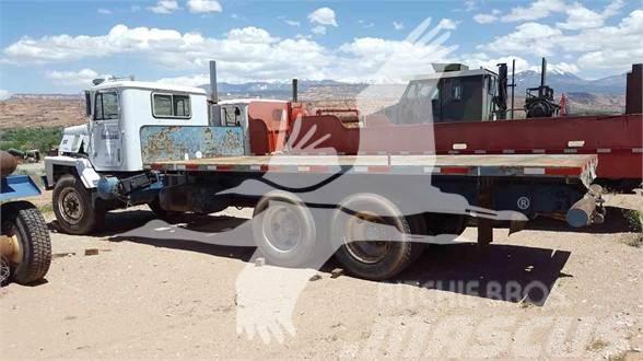 International PAYSTAR 5000 Flatbed / Dropside trucks