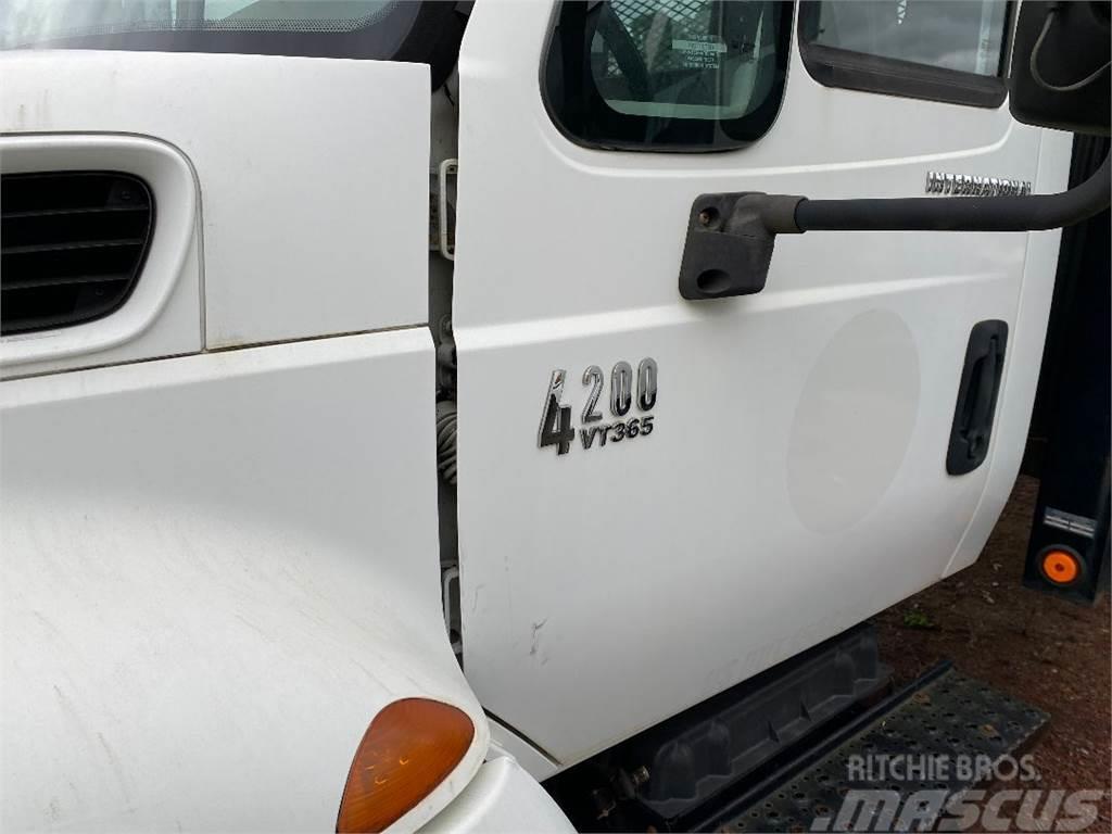 International Durastar 4200 Flatbed / Dropside trucks