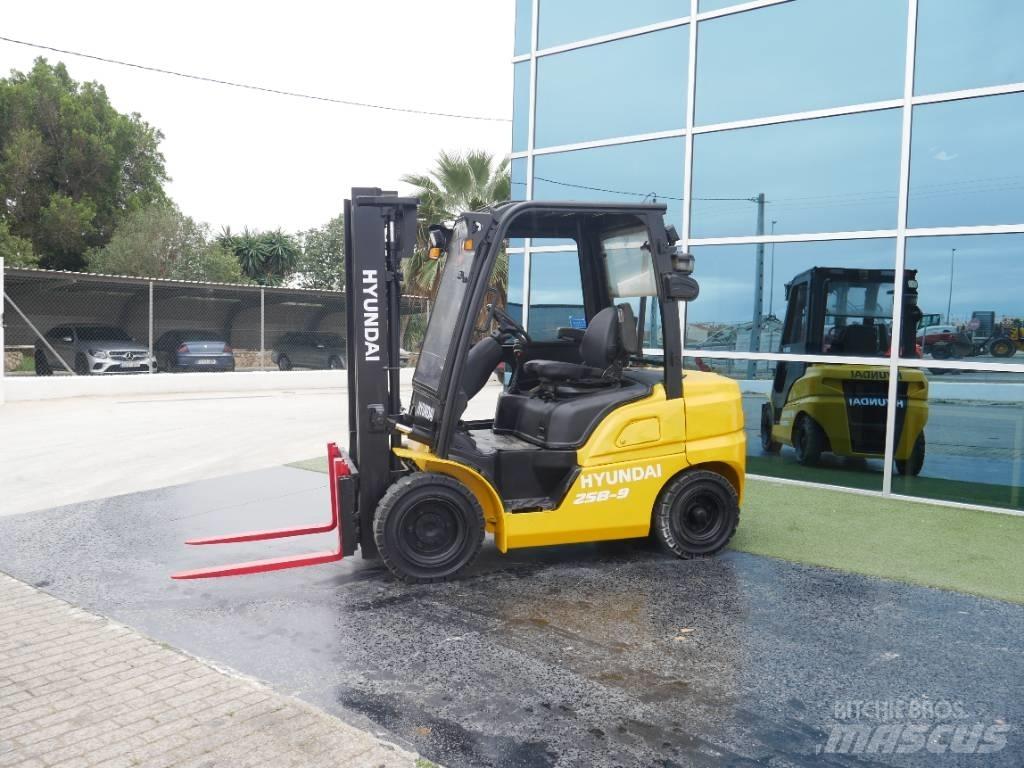 Hyundai 25 D-9 Dieselmotviktstruckar