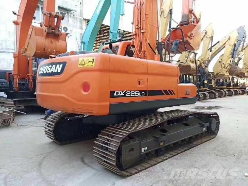 Doosan DX 225 Bandgrävare