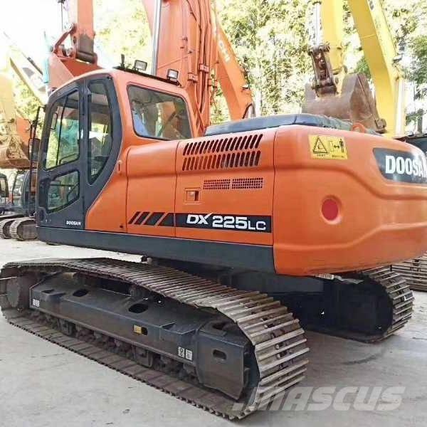 Doosan DX 225 Bandgrävare