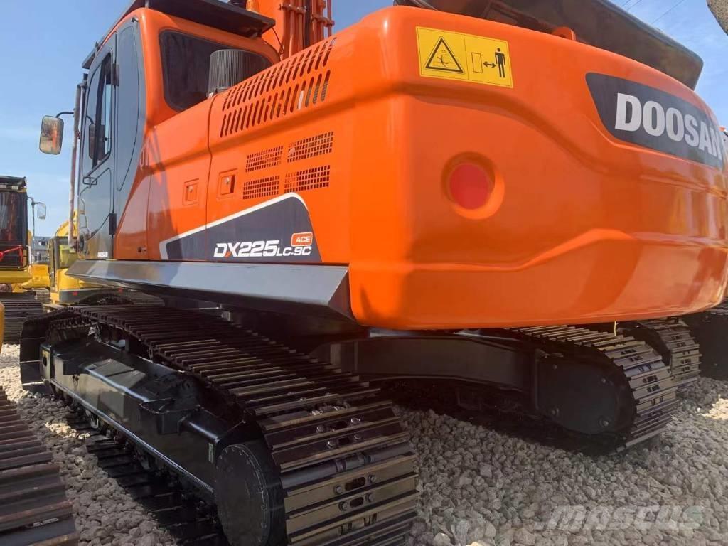 Doosan DX 225 Bandgrävare