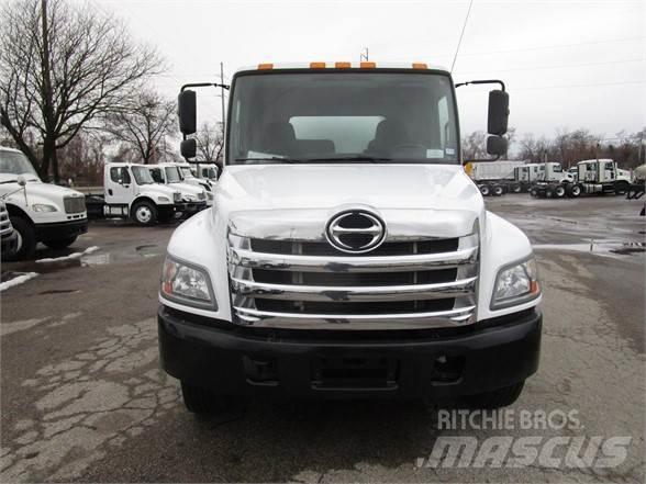Hino 338 Slamsugningsbil