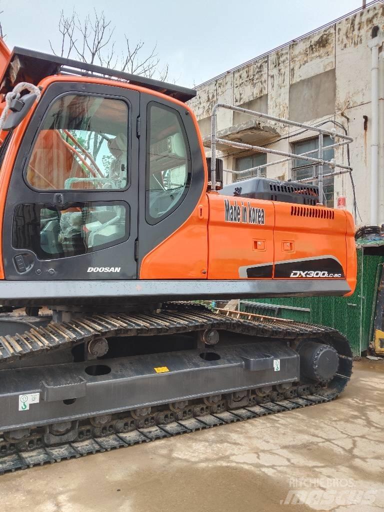 Doosan DX300 Bandgrävare