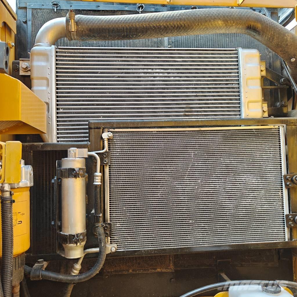 CAT 323D2 Bandgrävare