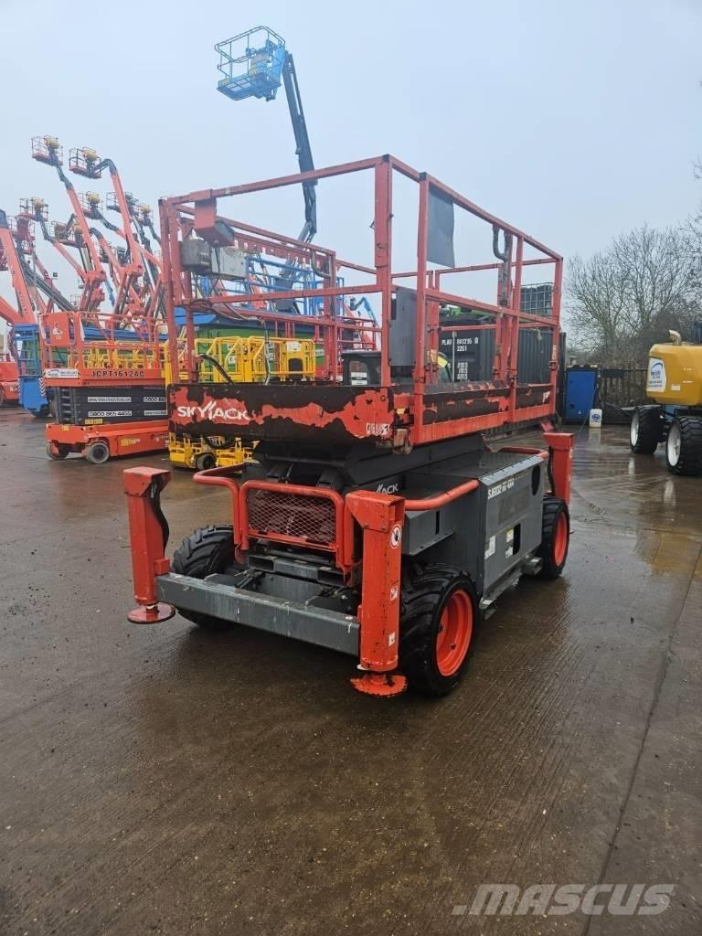 SkyJack 6832RT Saxliftar