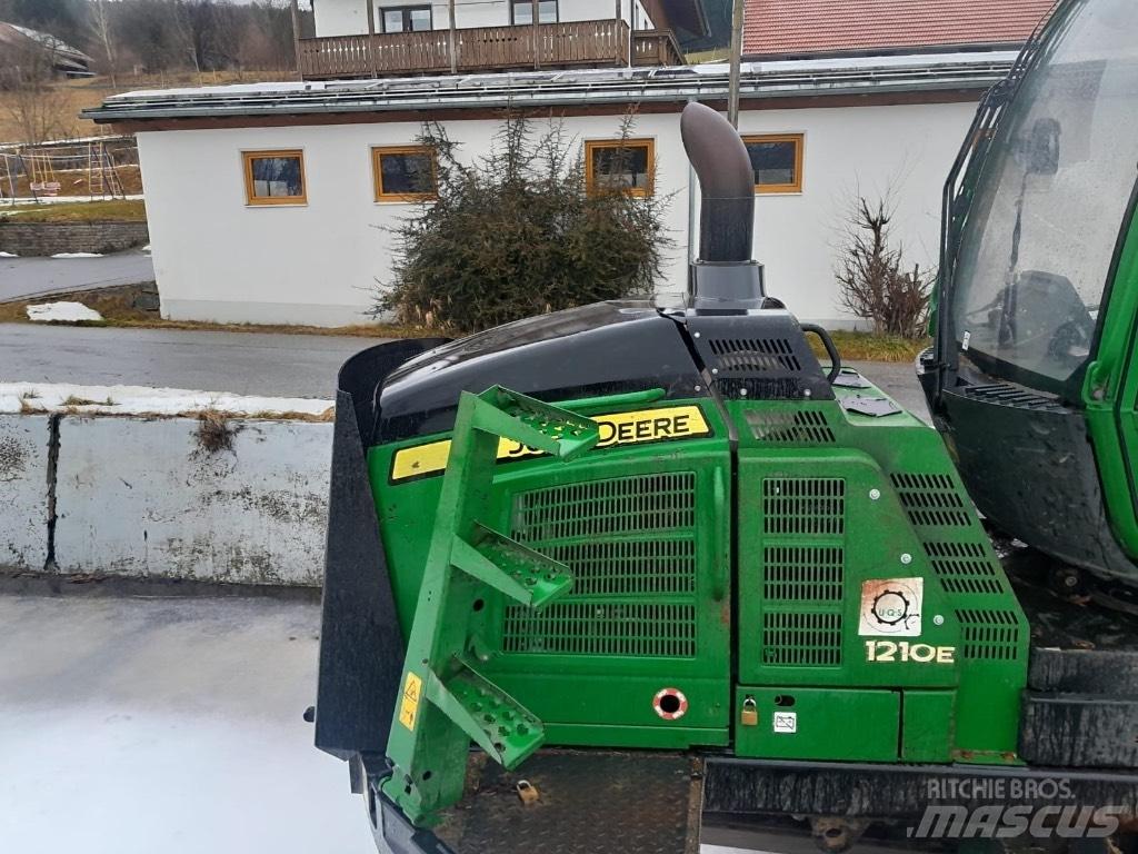 John Deere 1210 E Skotare