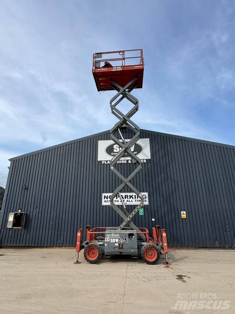 SkyJack SJ 6832 RT Saxliftar