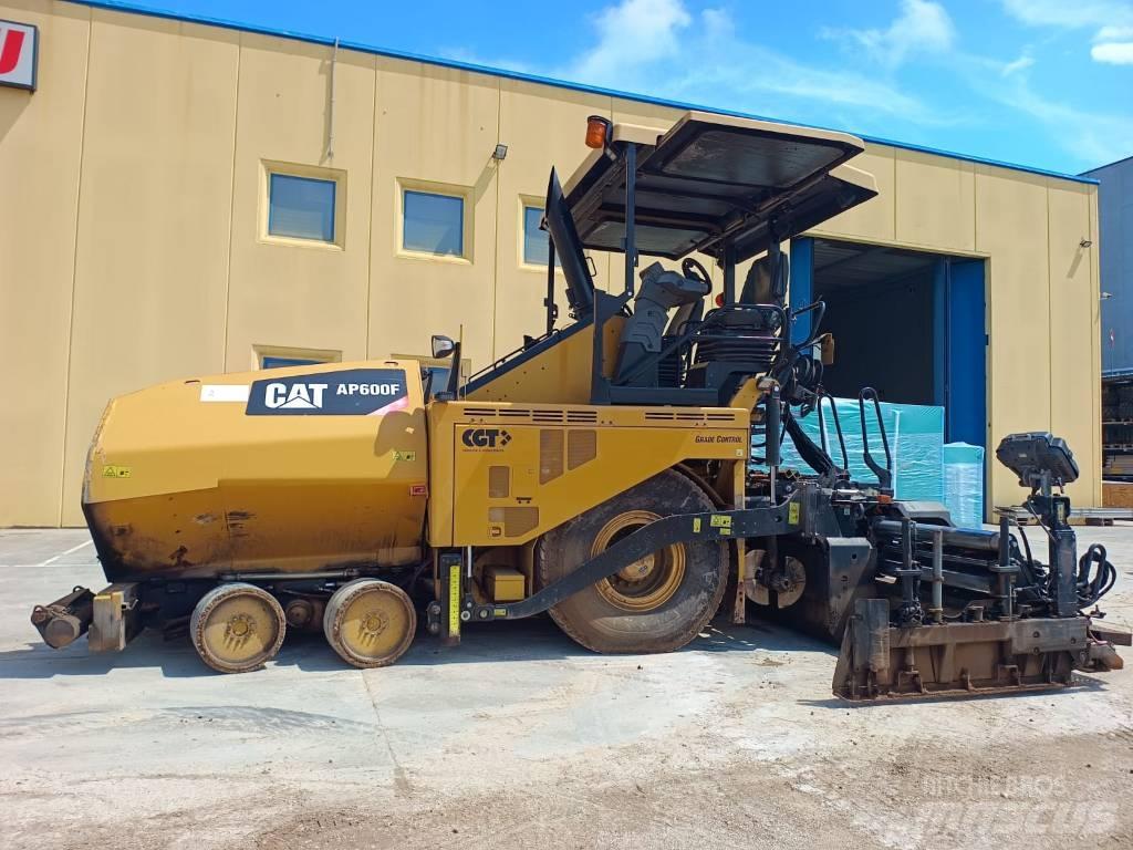 CAT AP 600F Asfaltsläggningsmaskiner