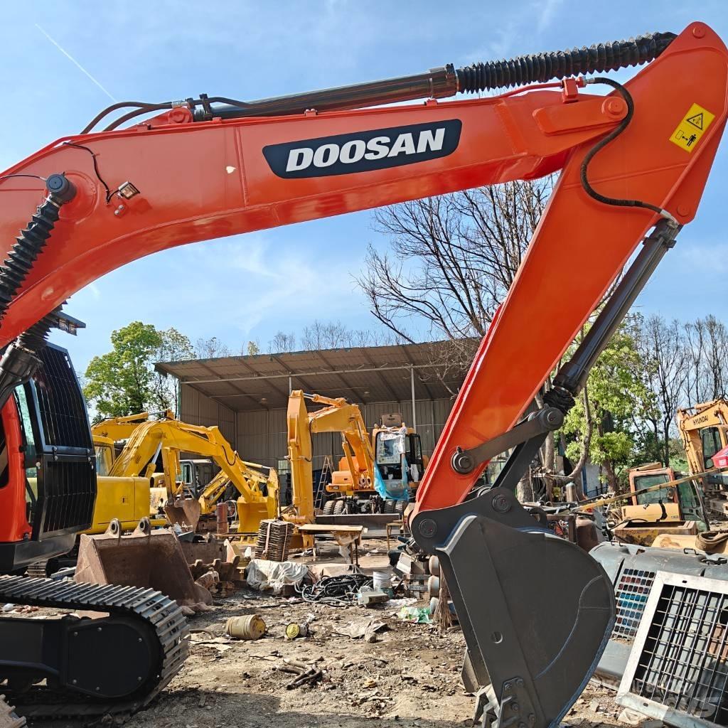 Doosan DX 225 LCA Bandgrävare