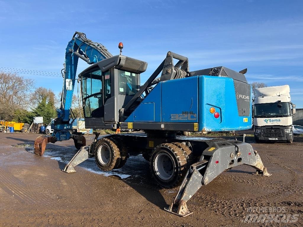 Fuchs MHL 320 T4F Avfalls / industri hantering