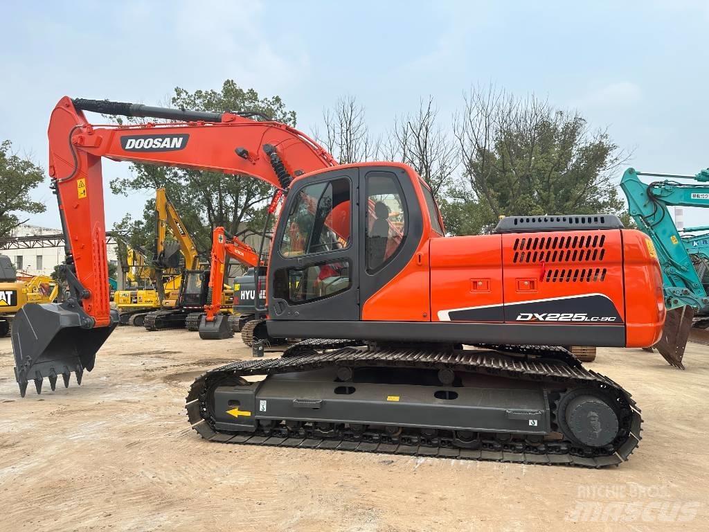 Doosan DX 225 LC-9 Bandgrävare