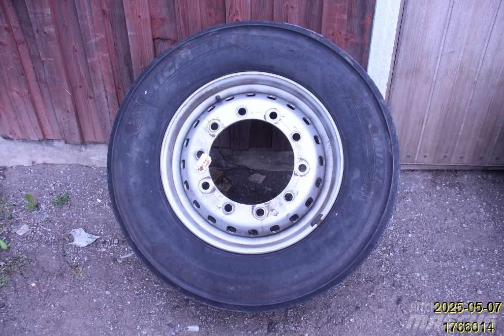 Michelin X MULTI Däck, hjul och fälgar