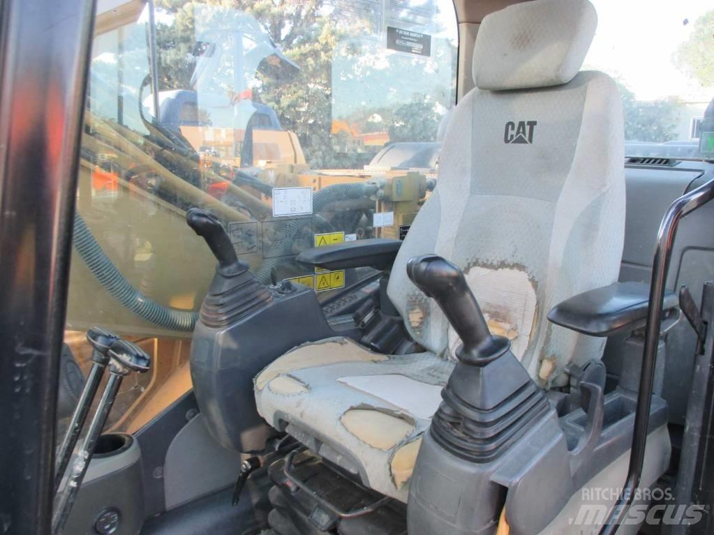 CAT 323 D L Bandgrävare