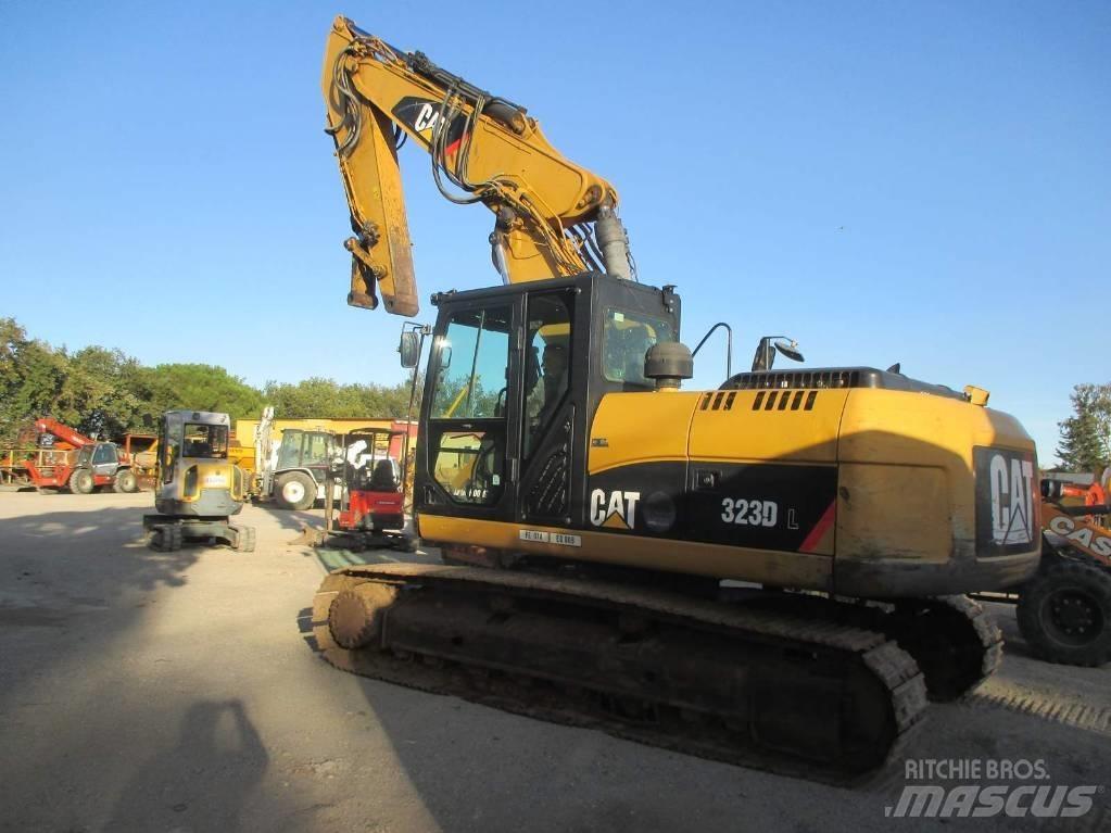 CAT 323 D L Bandgrävare