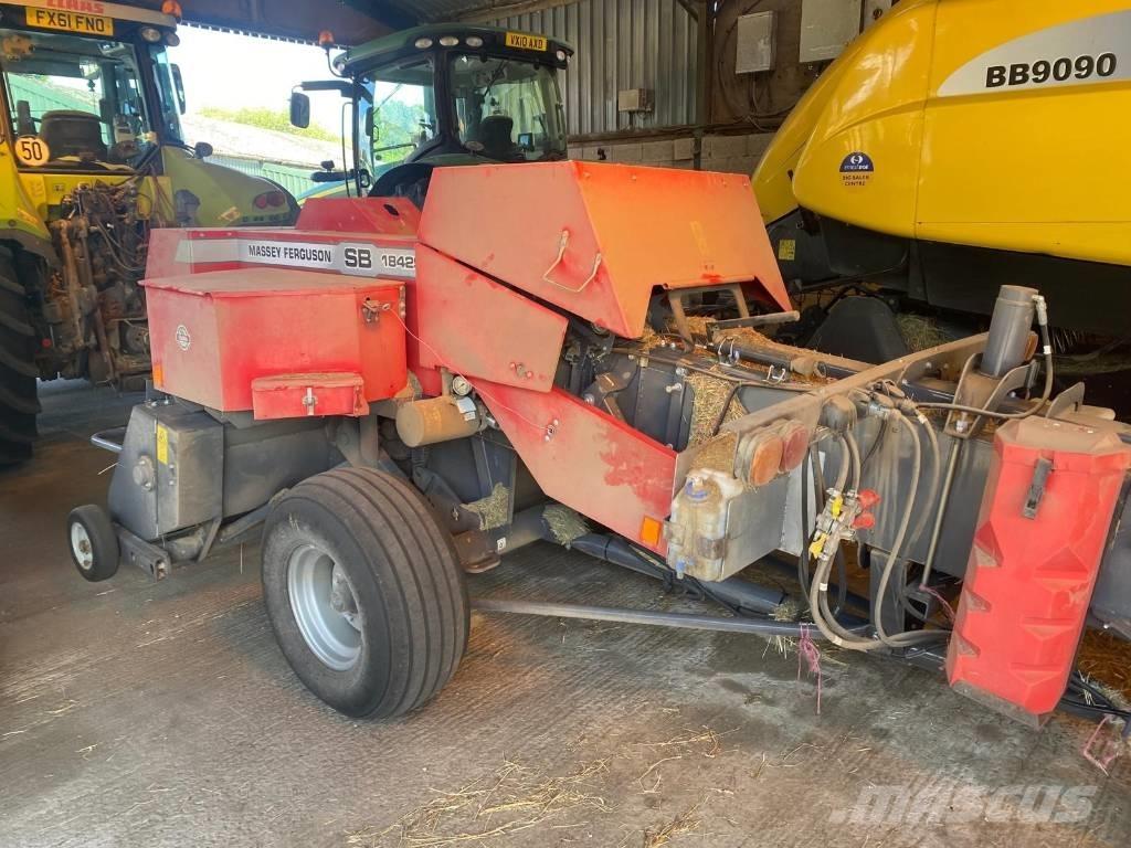 Massey Ferguson 1842 Fyrkantspressar