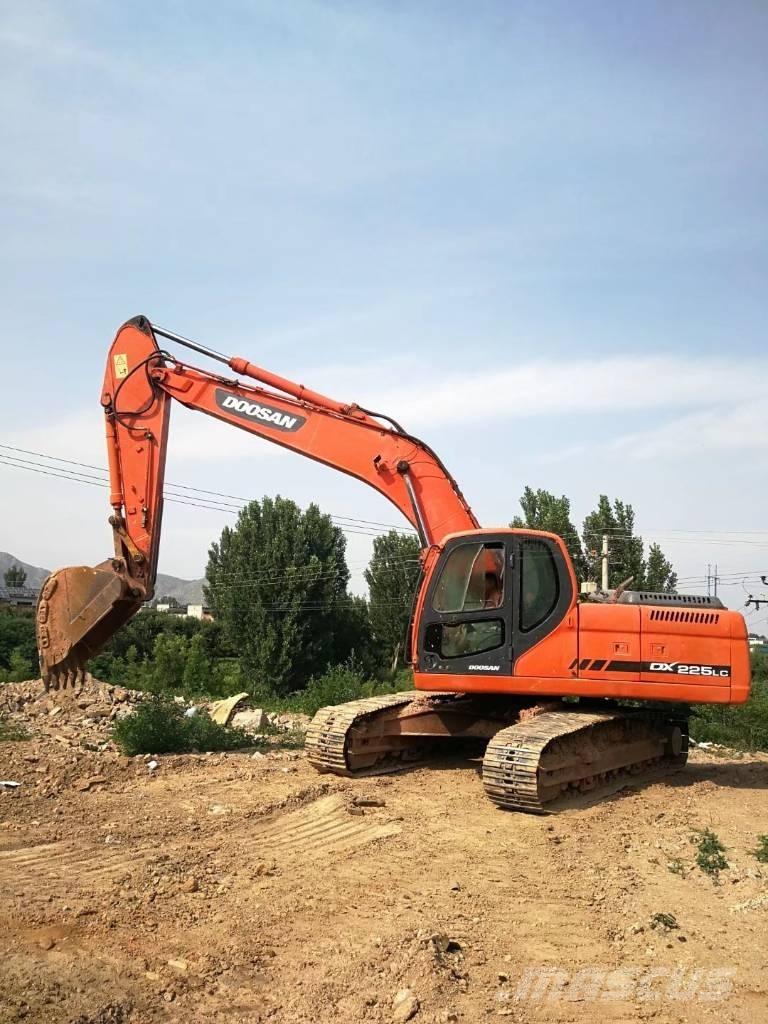 Doosan DX 225 Bandgrävare