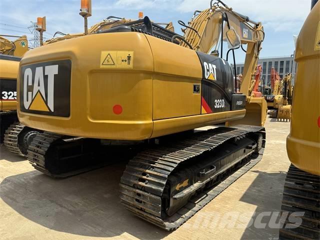 CAT 323 D L Bandgrävare