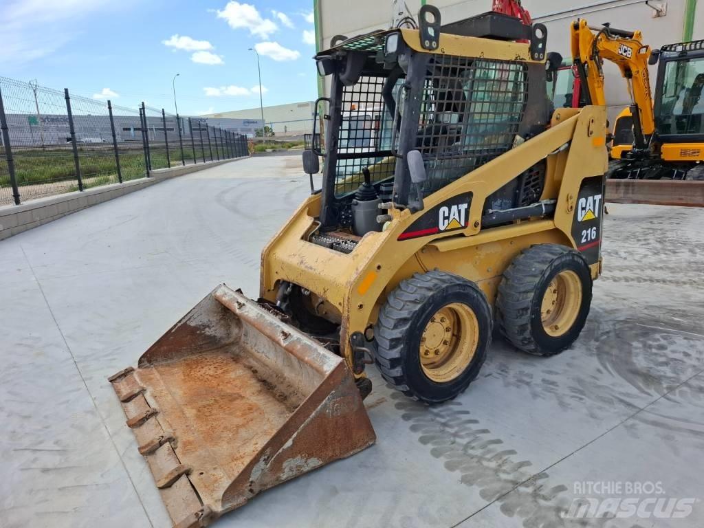 CAT 216 Kompaktlastare