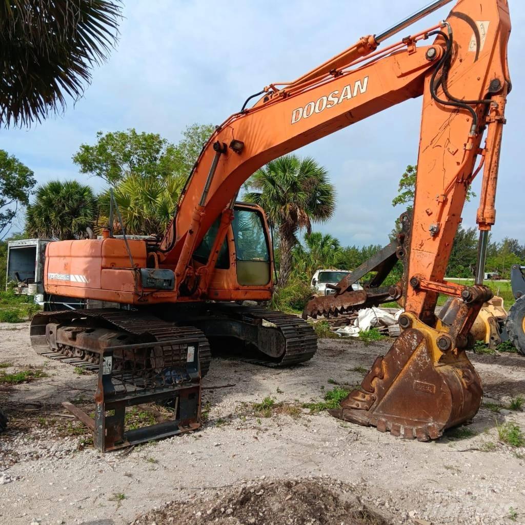 Doosan DX 225 LC Bandgrävare