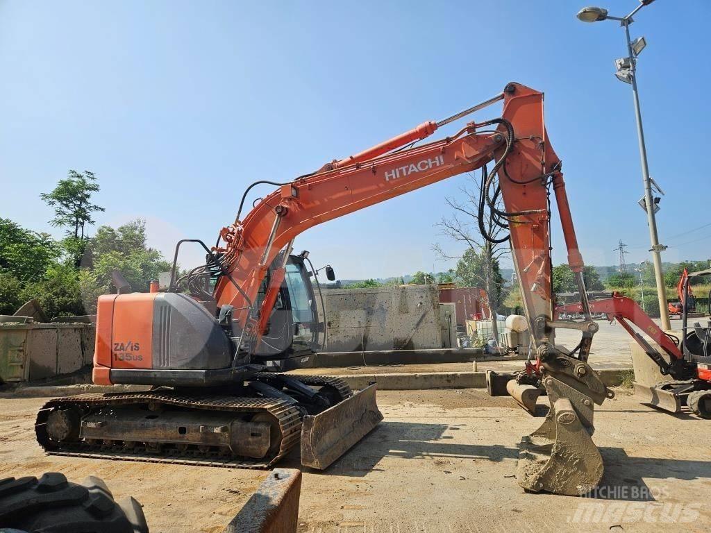 Hitachi ZX 135 US Bandgrävare