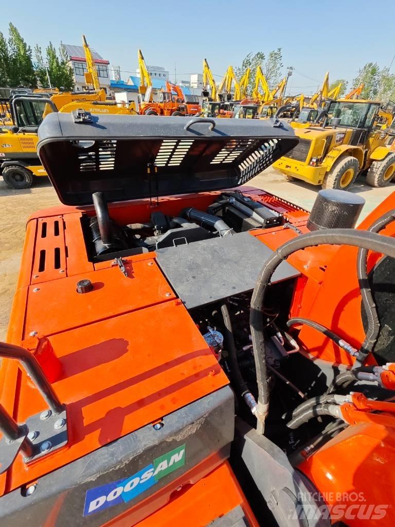 Doosan DX 225 LC Bandgrävare