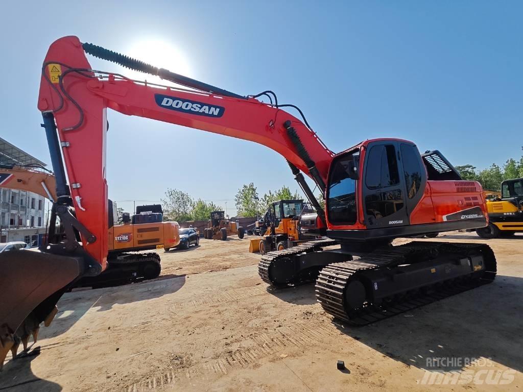 Doosan DX 225 LC Bandgrävare