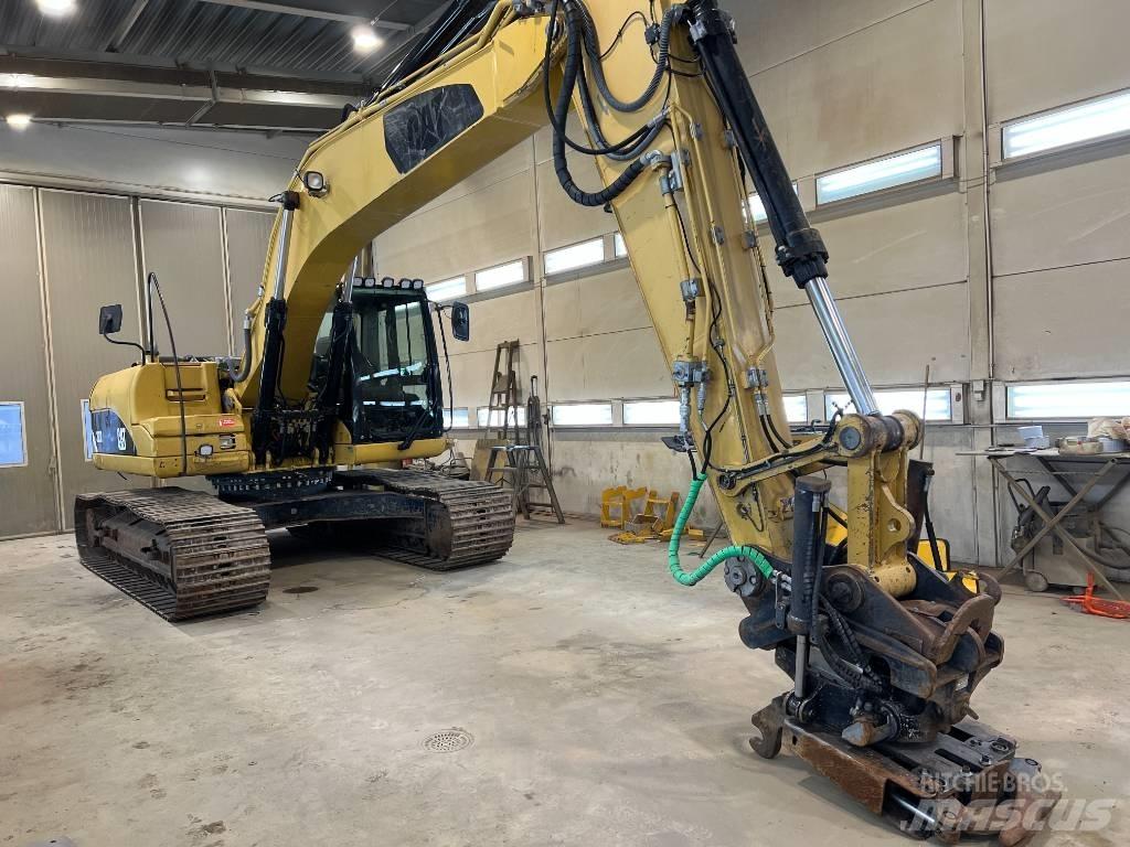 CAT 323 D L Bandgrävare