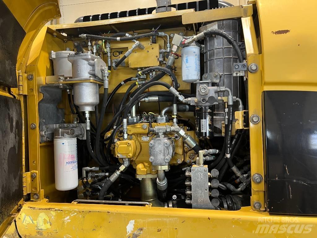 CAT 323 D L Bandgrävare