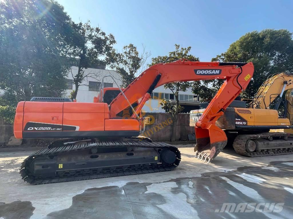 Doosan DX 225 LC Bandgrävare