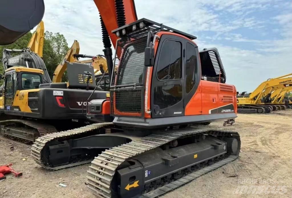 Doosan DX 225 Bandgrävare