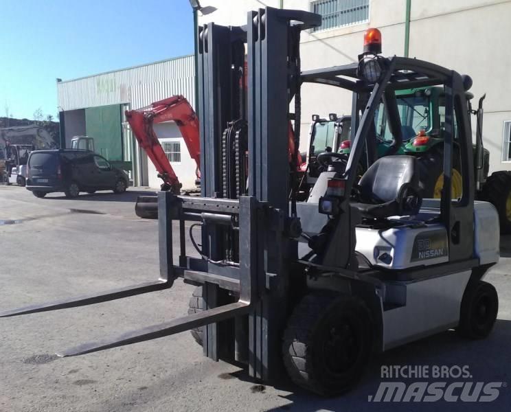 Nissan FGD02A30Q Dieselmotviktstruckar
