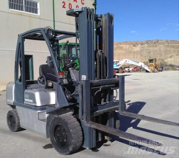 Nissan FGD02A30Q Dieselmotviktstruckar