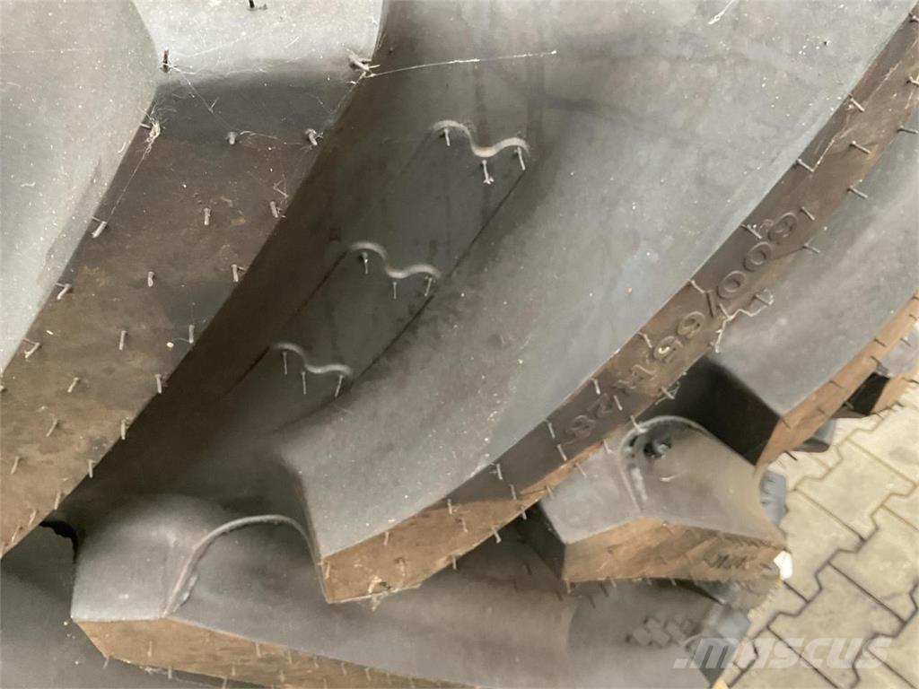 BKT 600/65R28 Däck, hjul och fälgar