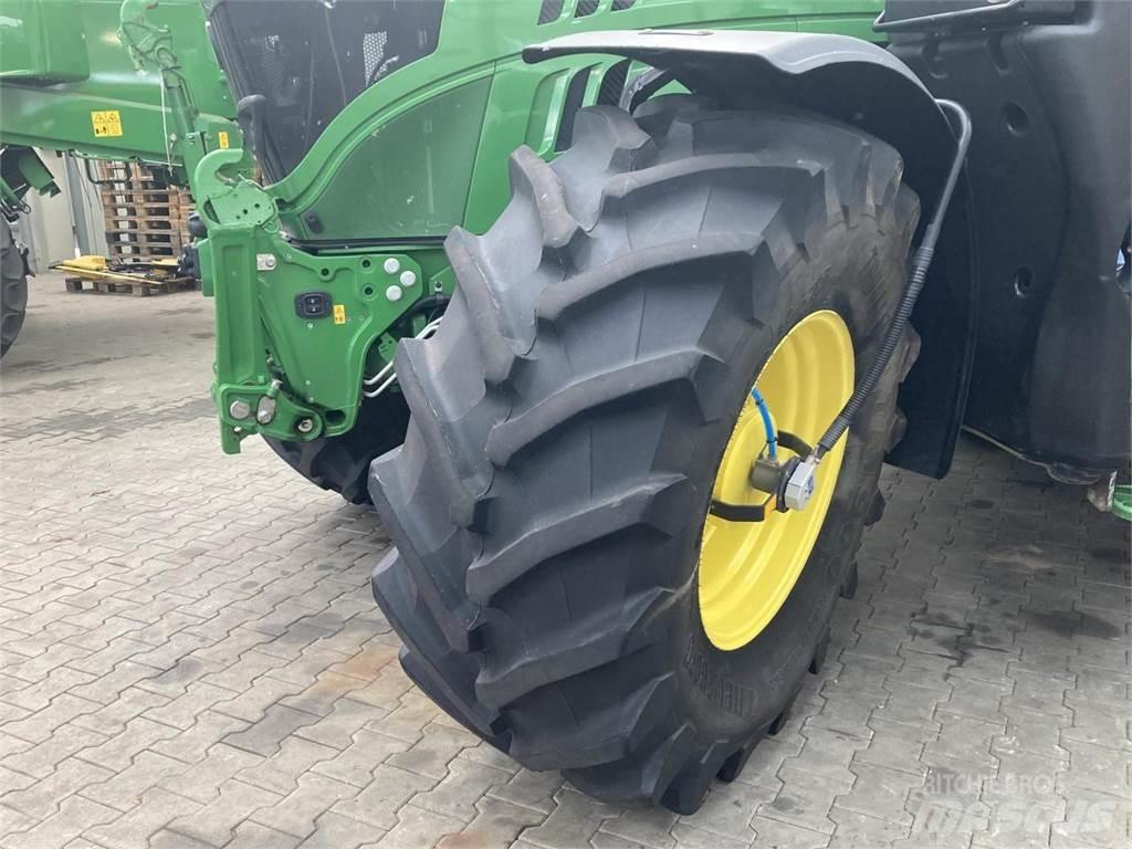 John Deere 6215R Traktorer