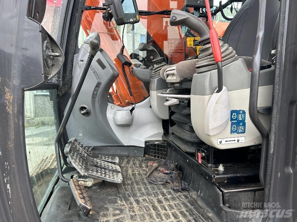 Hitachi ZX225USLC-5 Bandgrävare