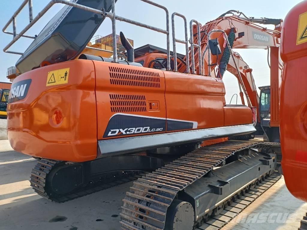 Doosan DX300-9 Bandgrävare