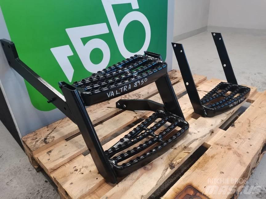 Valtra 8450 stairs Hytter och interiör