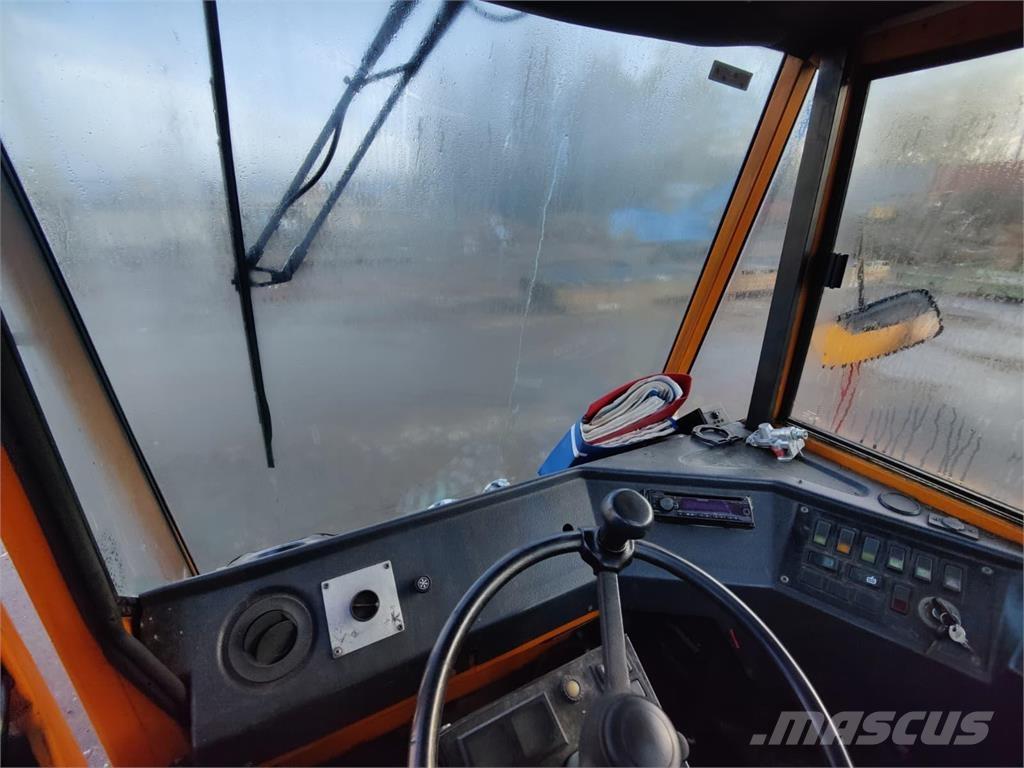 Sisu TR 180 AL 2 Terminaltraktorer