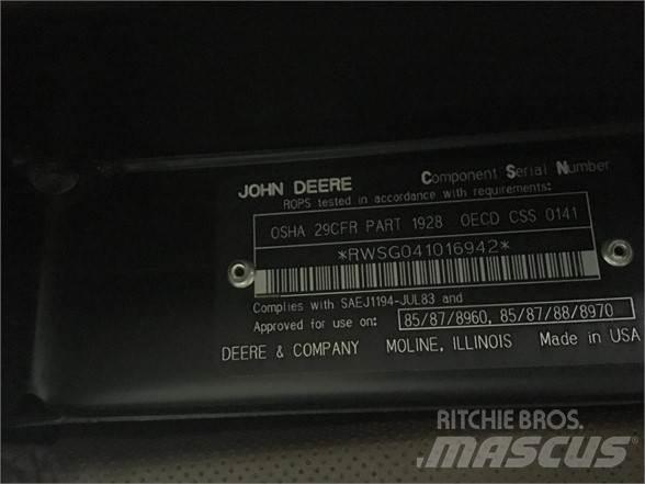 John Deere  Hytter och interiör