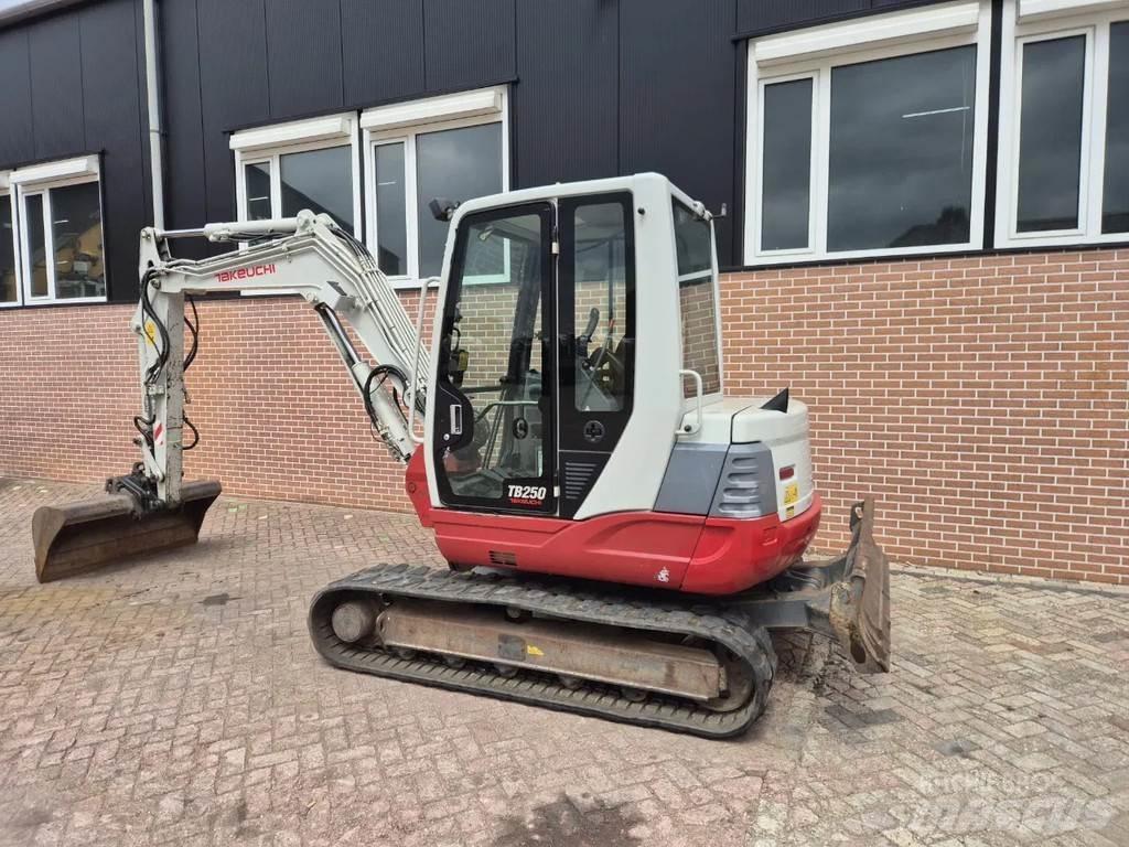 Takeuchi TB250 Minigrävare < 7t