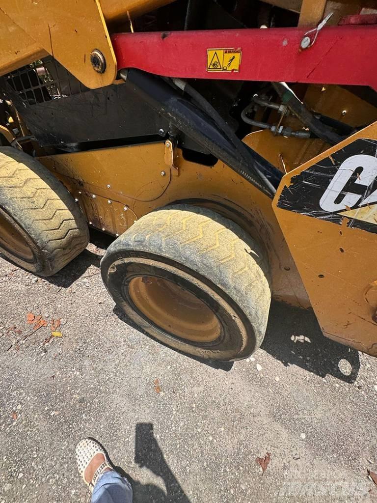 CAT 242 D Kompaktlastare