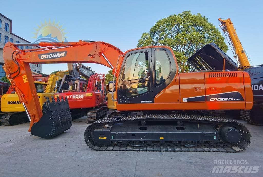 Doosan DX 225 LC Bandgrävare