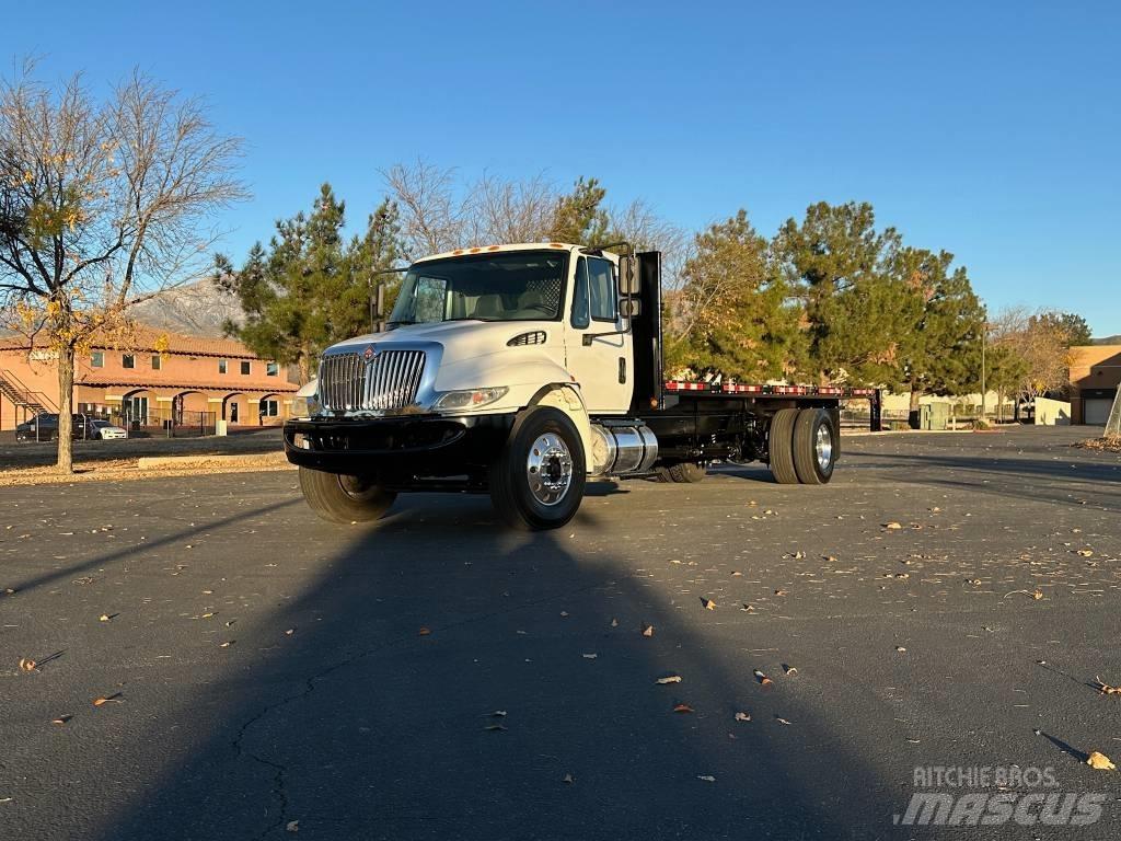 International 4300 Flakbilar