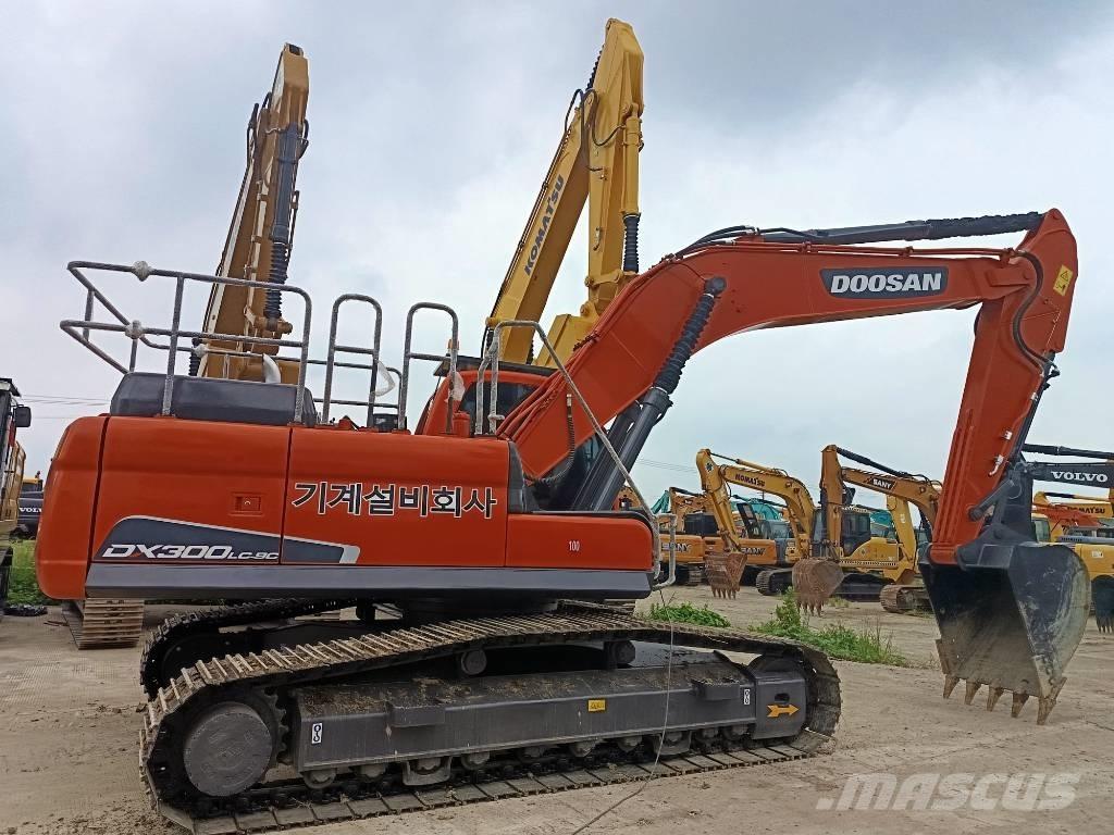 Doosan DX 300 LC Bandgrävare