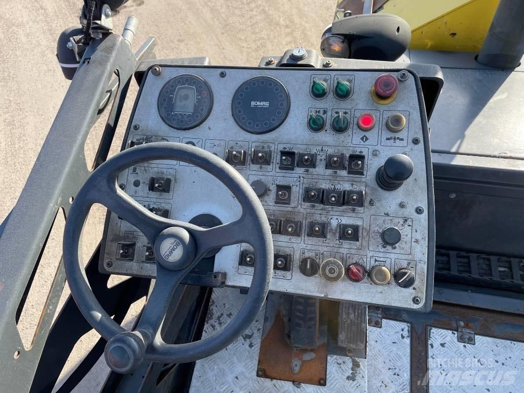 Bomag BF 300 P Asfaltsläggningsmaskiner