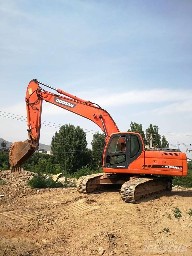Doosan DX 225 Bandgrävare