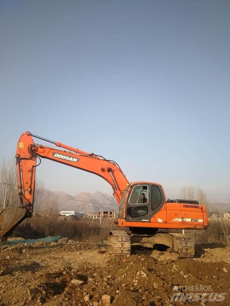 Doosan DX 225 Bandgrävare