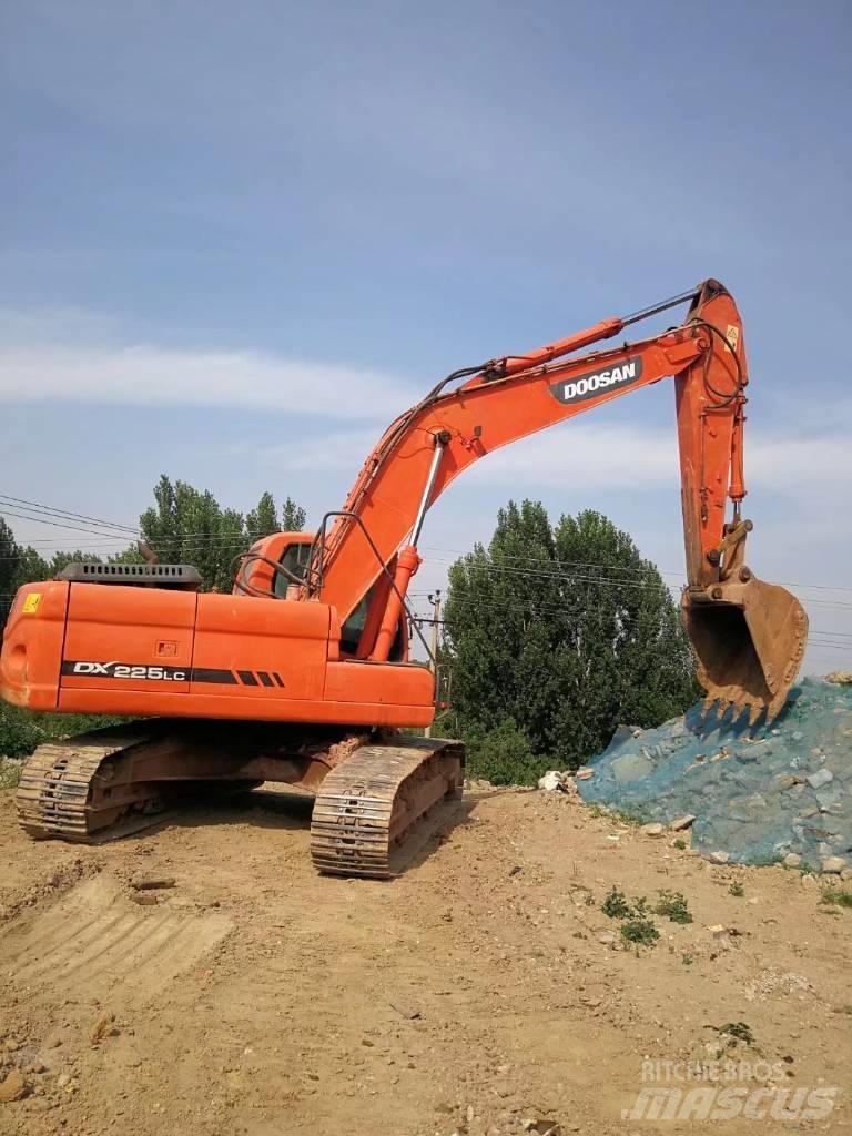 Doosan DX 225 Bandgrävare