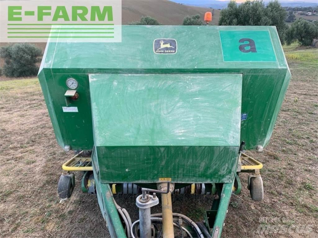 John Deere 690 Fyrkantspressar